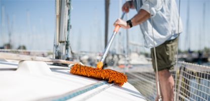 Clean a polyester boat