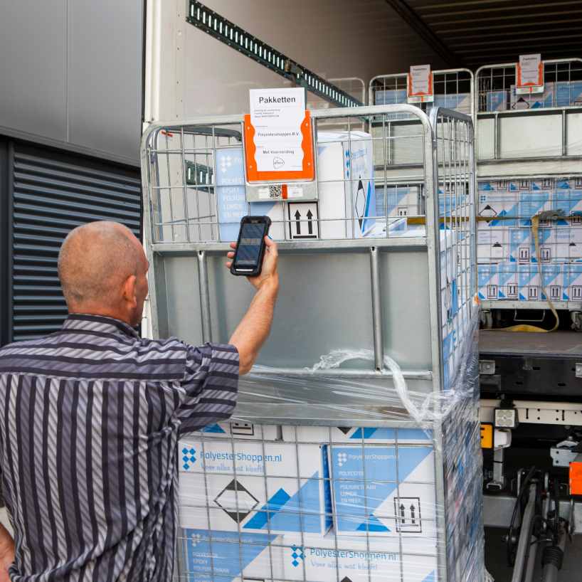 Logistics and shipping at Polyestershoppen